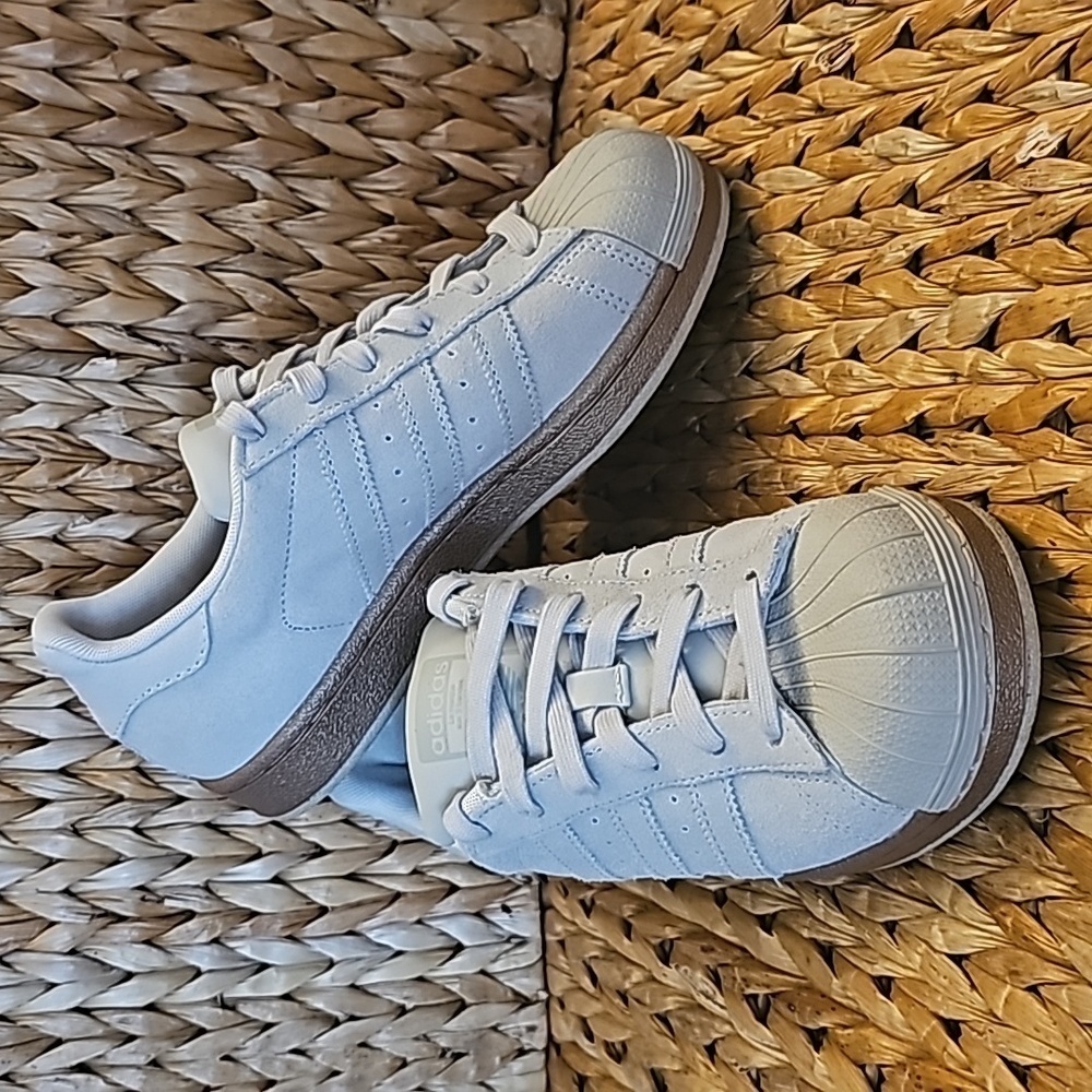 ❤️ADIDAS Superstars Tan/ Gold Metallic 3.5 Youth 5 Womens